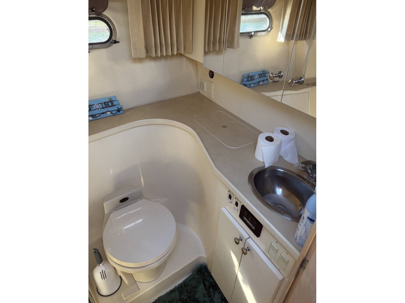 A photo of this 1999 Carver 370 Voyager