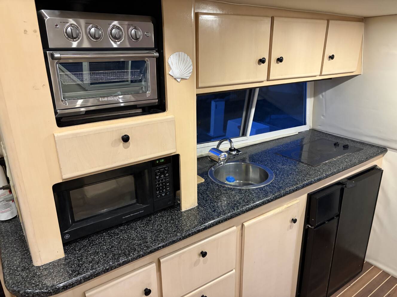 A photo of this 1999 Carver 370 Voyager