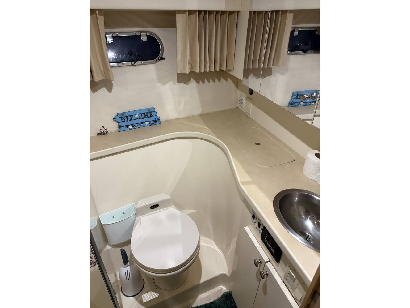 A photo of this 1999 Carver 370 Voyager