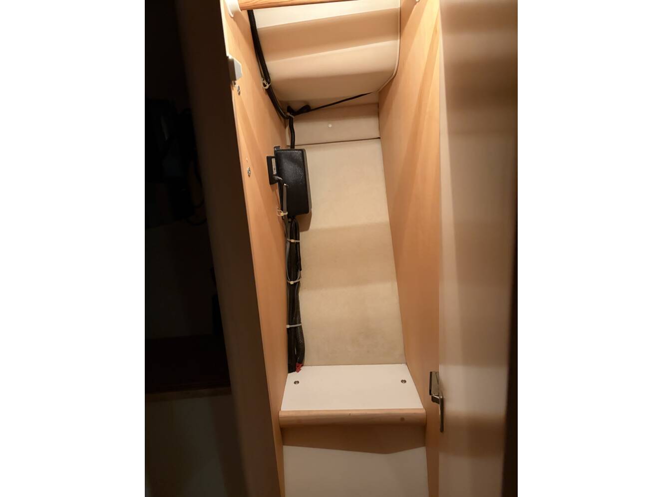 A photo of this 1999 Carver 370 Voyager