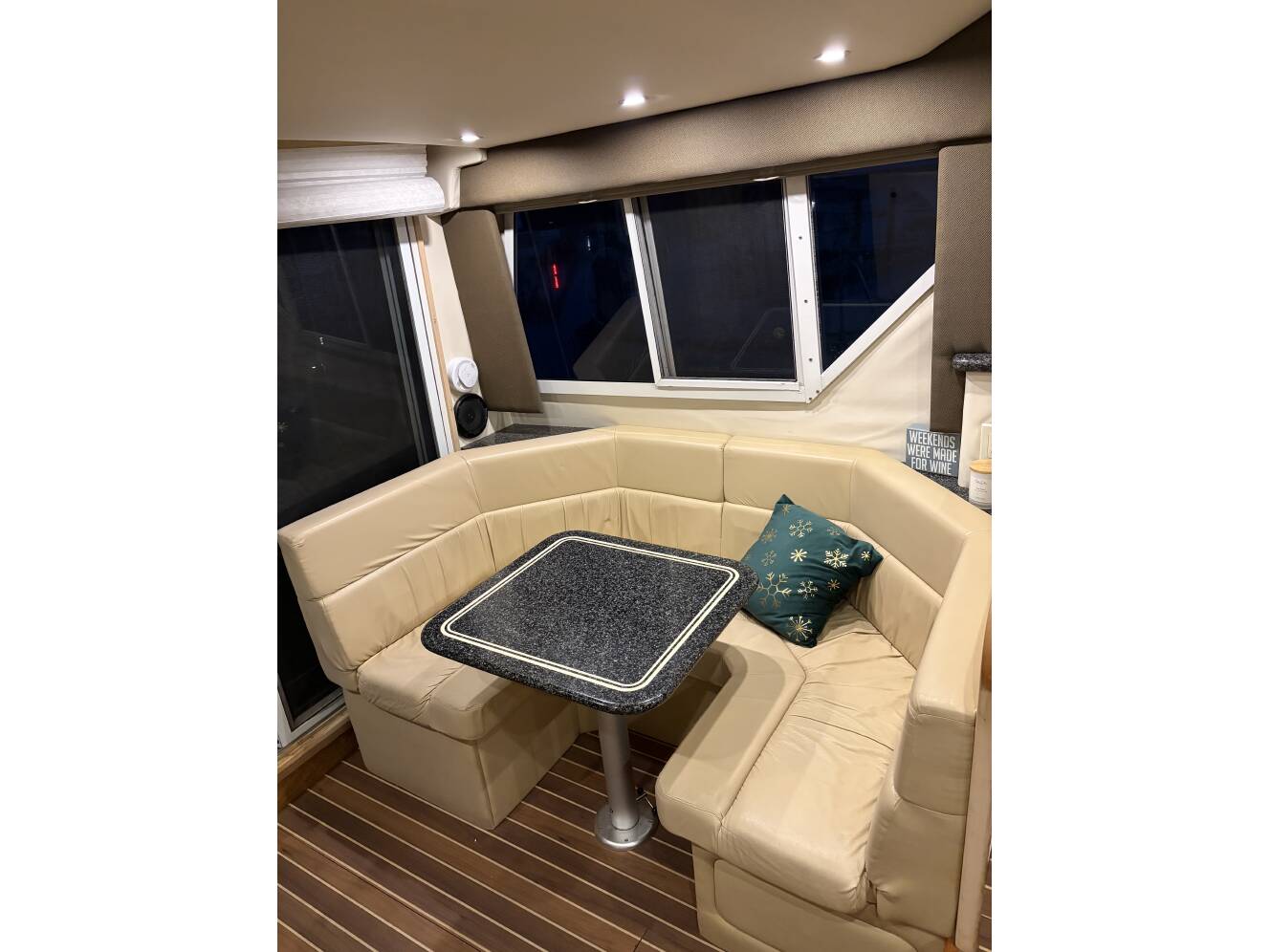 A photo of this 1999 Carver 370 Voyager