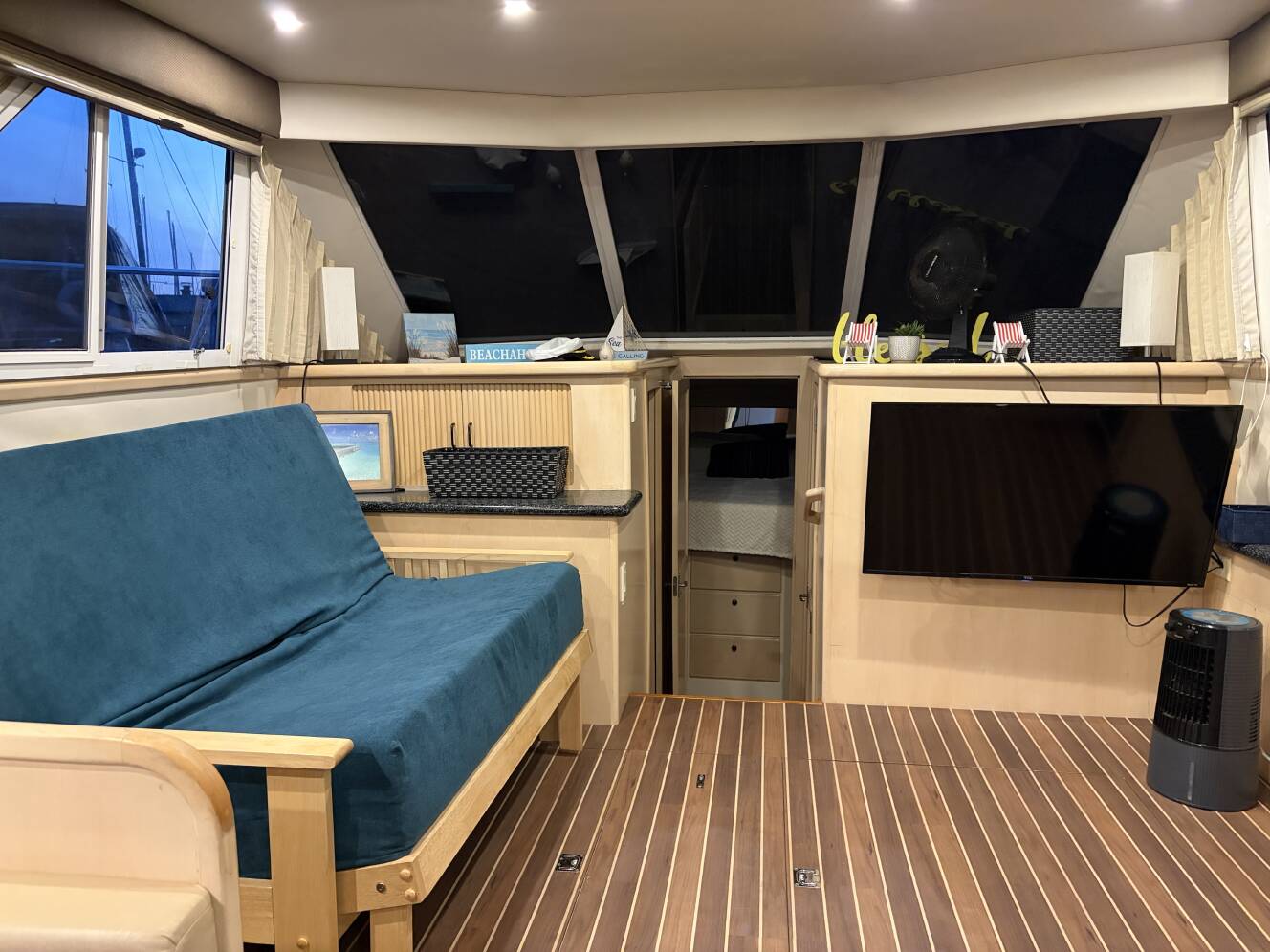 A photo of this 1999 Carver 370 Voyager