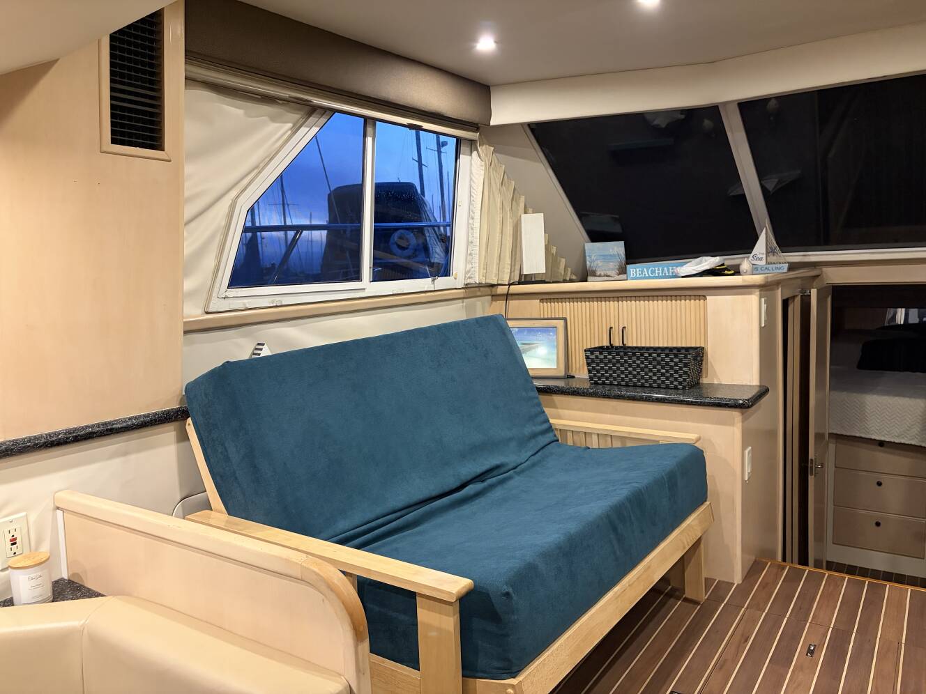 A photo of this 1999 Carver 370 Voyager