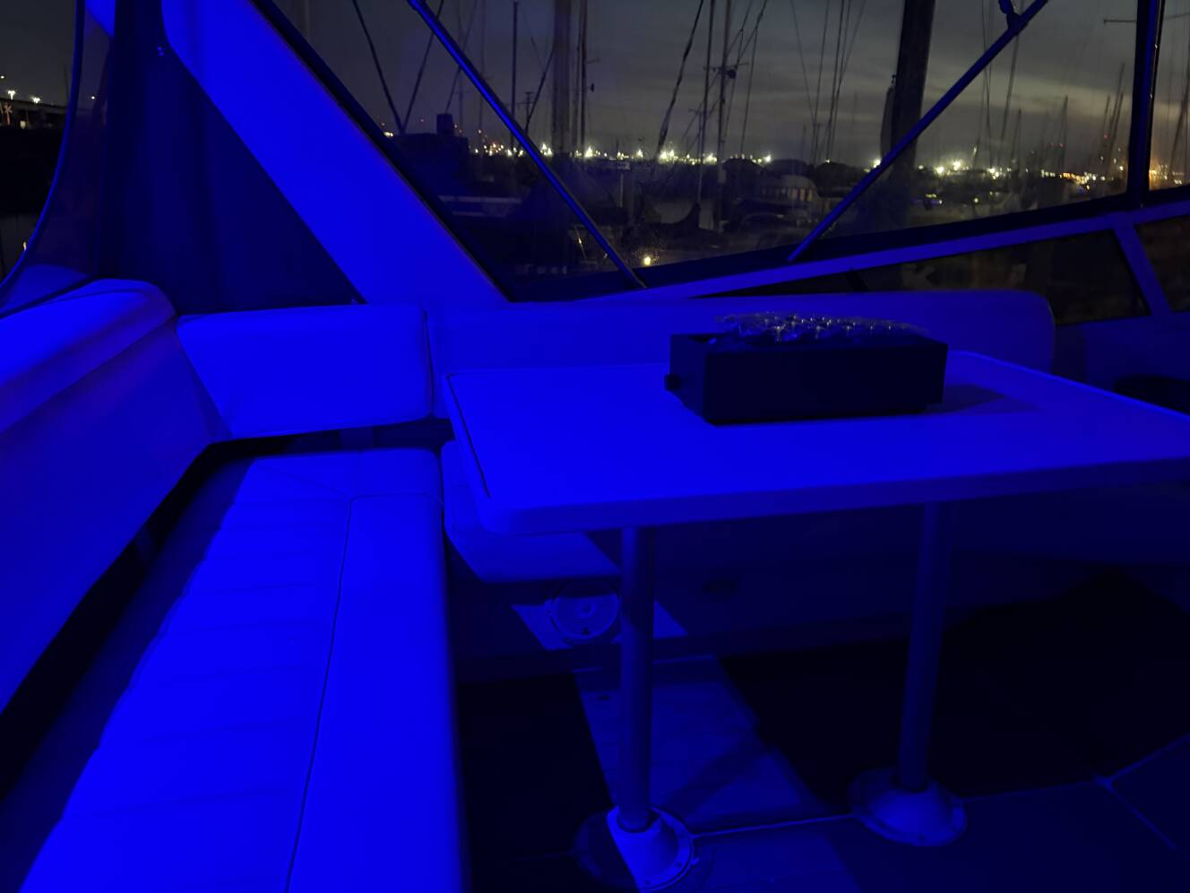 A photo of this 1999 Carver 370 Voyager