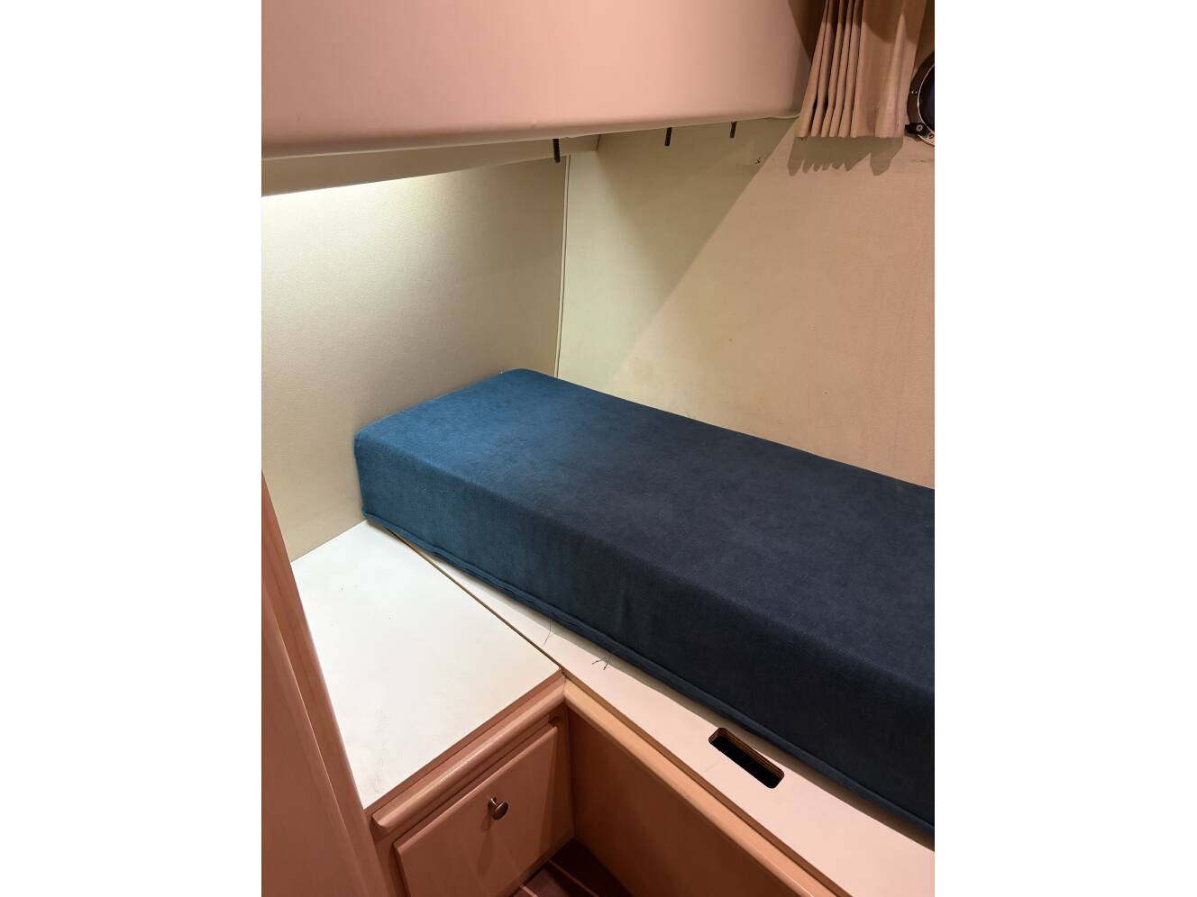 A photo of this 1999 Carver 370 Voyager