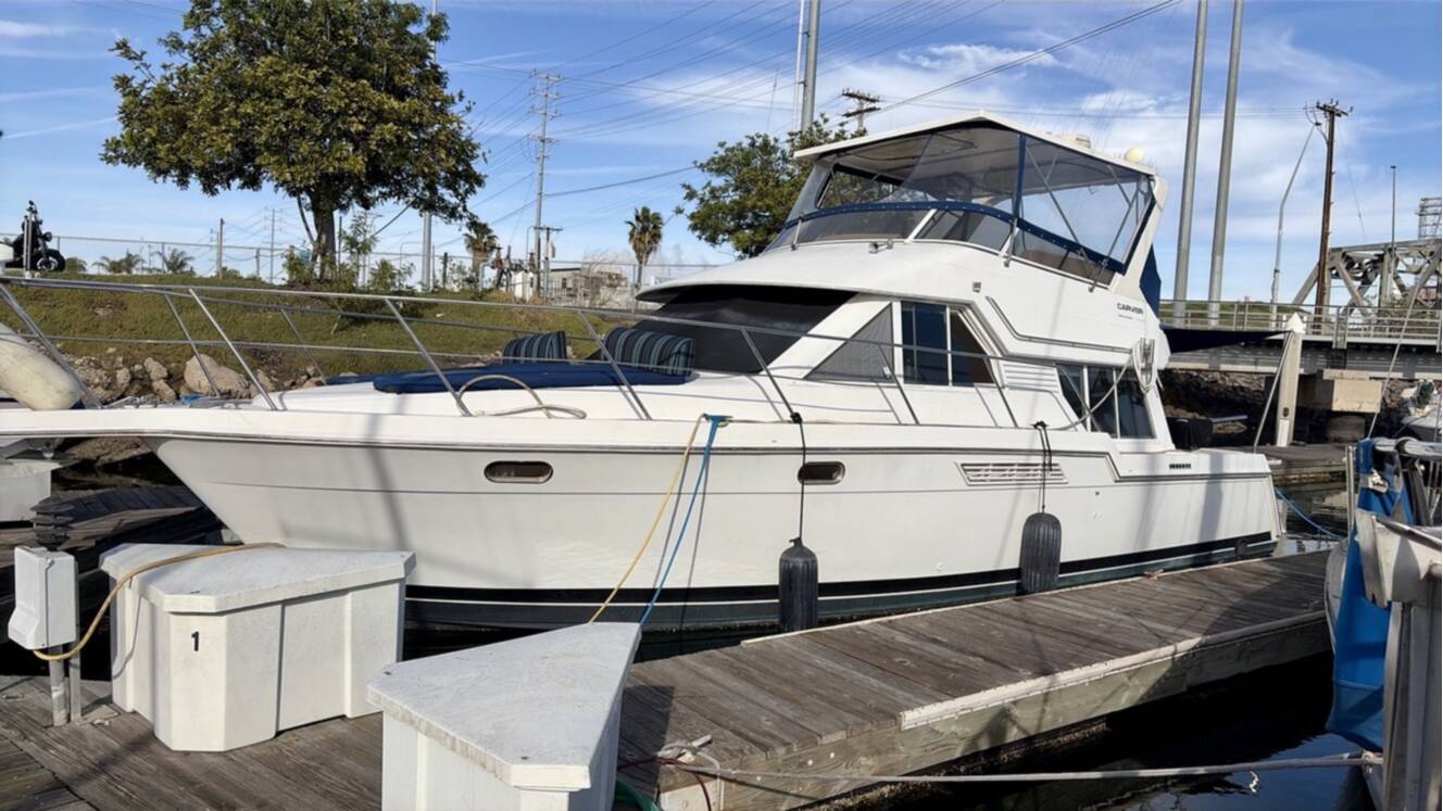 A photo of this 1999 Carver 370 Voyager