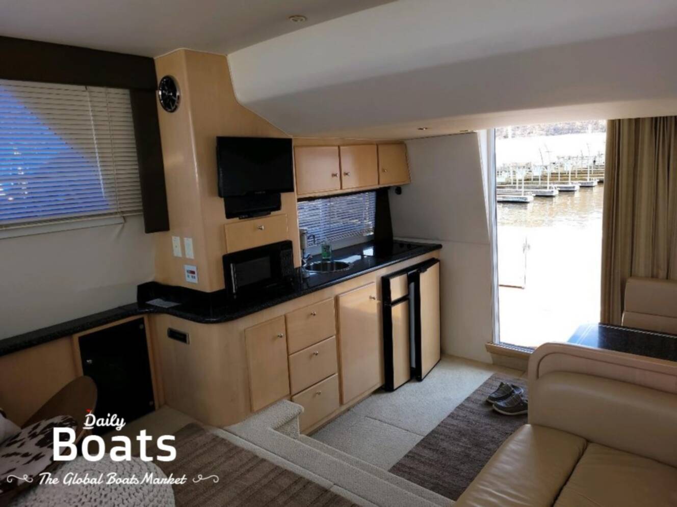 A photo of this 1999 Carver 370 Voyager