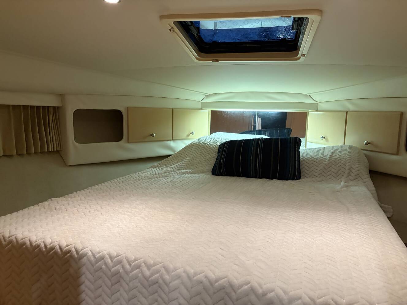 A photo of this 1999 Carver 370 Voyager