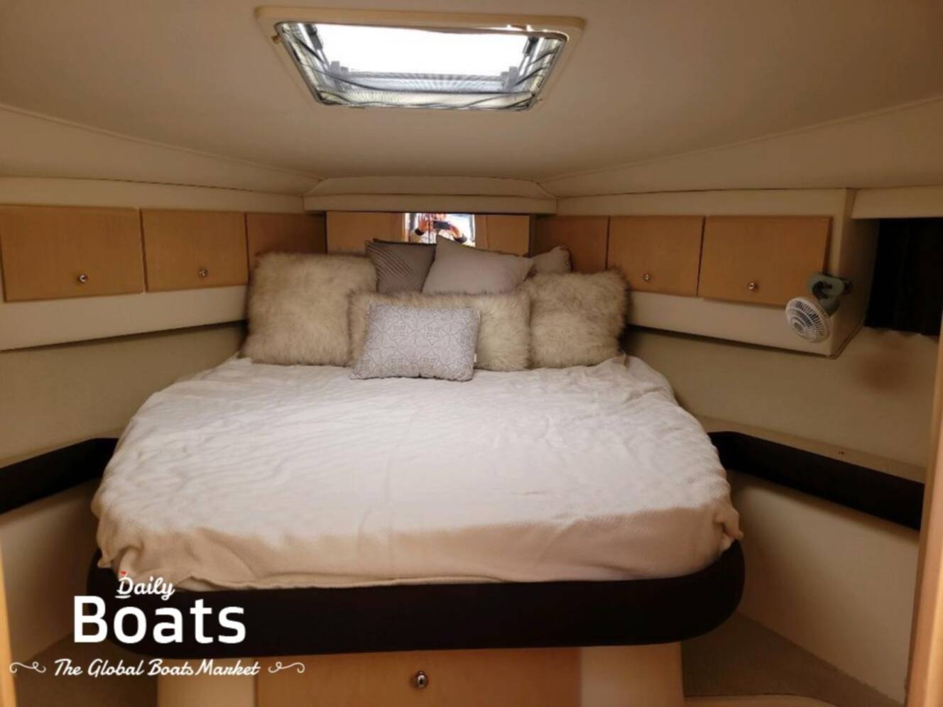 A photo of this 1999 Carver 370 Voyager