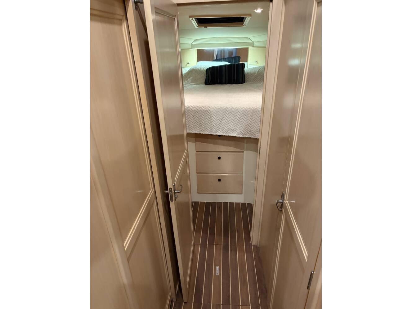 A photo of this 1999 Carver 370 Voyager