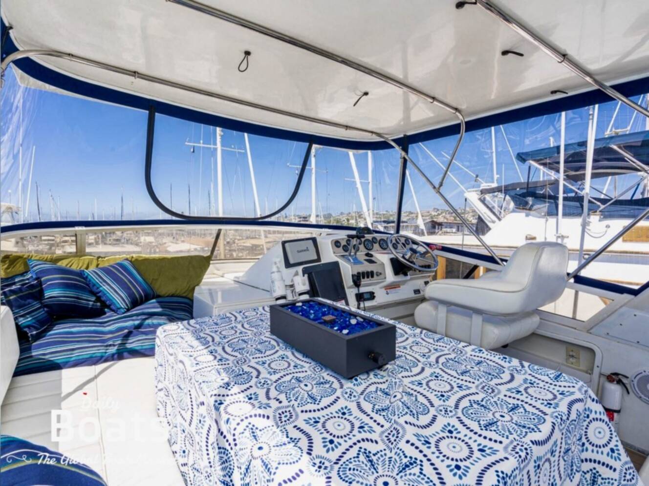 A photo of this 1999 Carver 370 Voyager