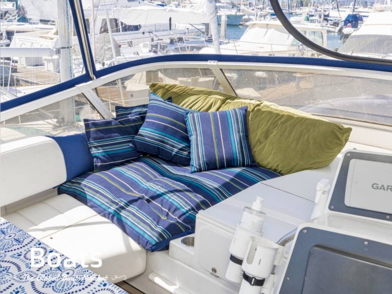 A photo of this 1999 Carver 370 Voyager