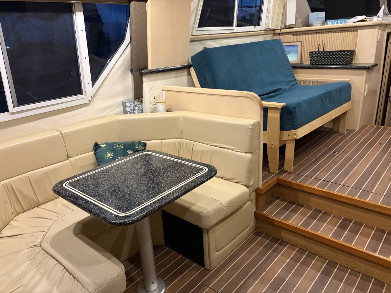 A photo of this 1999 Carver 370 Voyager