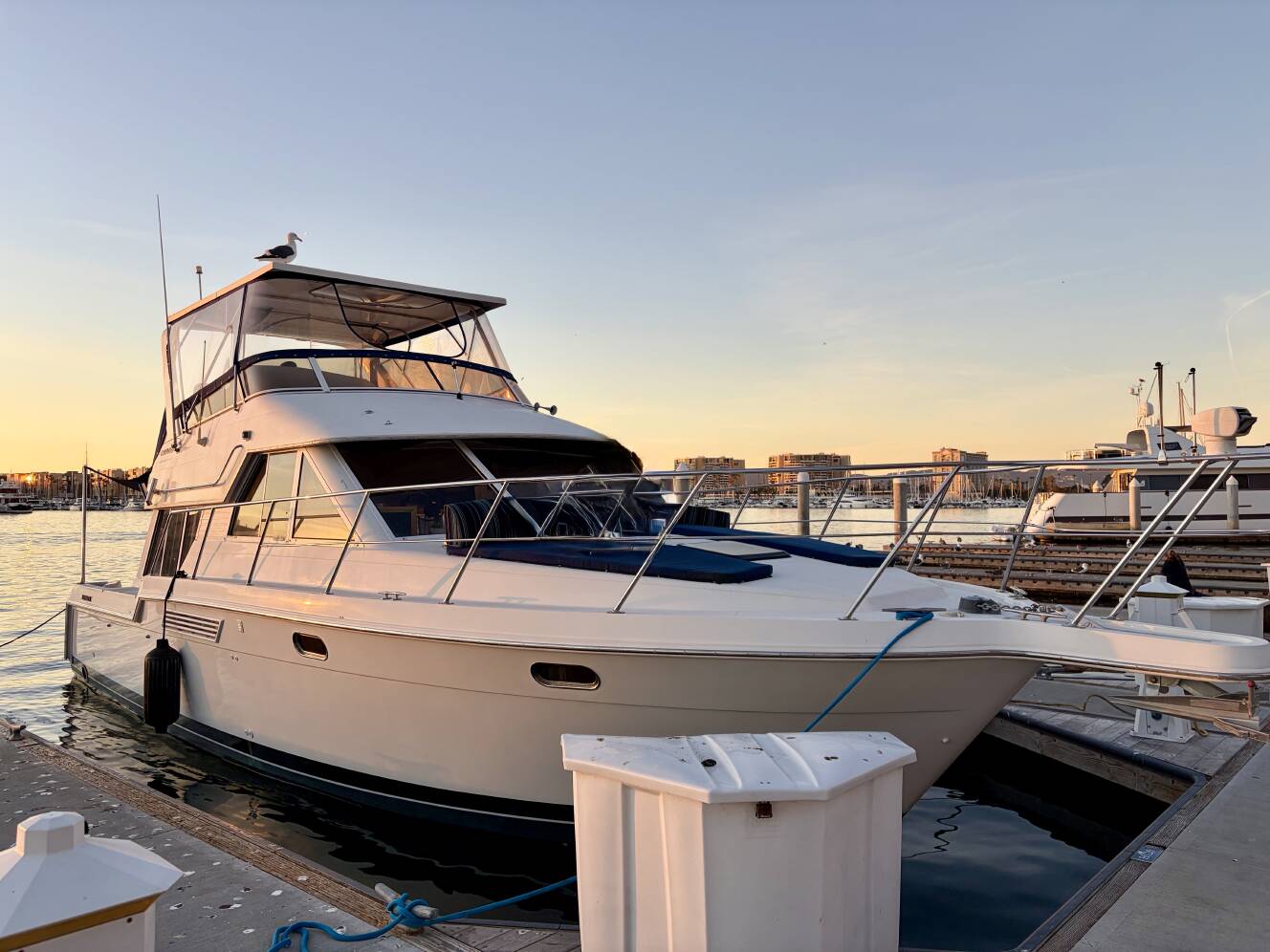 A photo of this 1999 Carver 370 Voyager