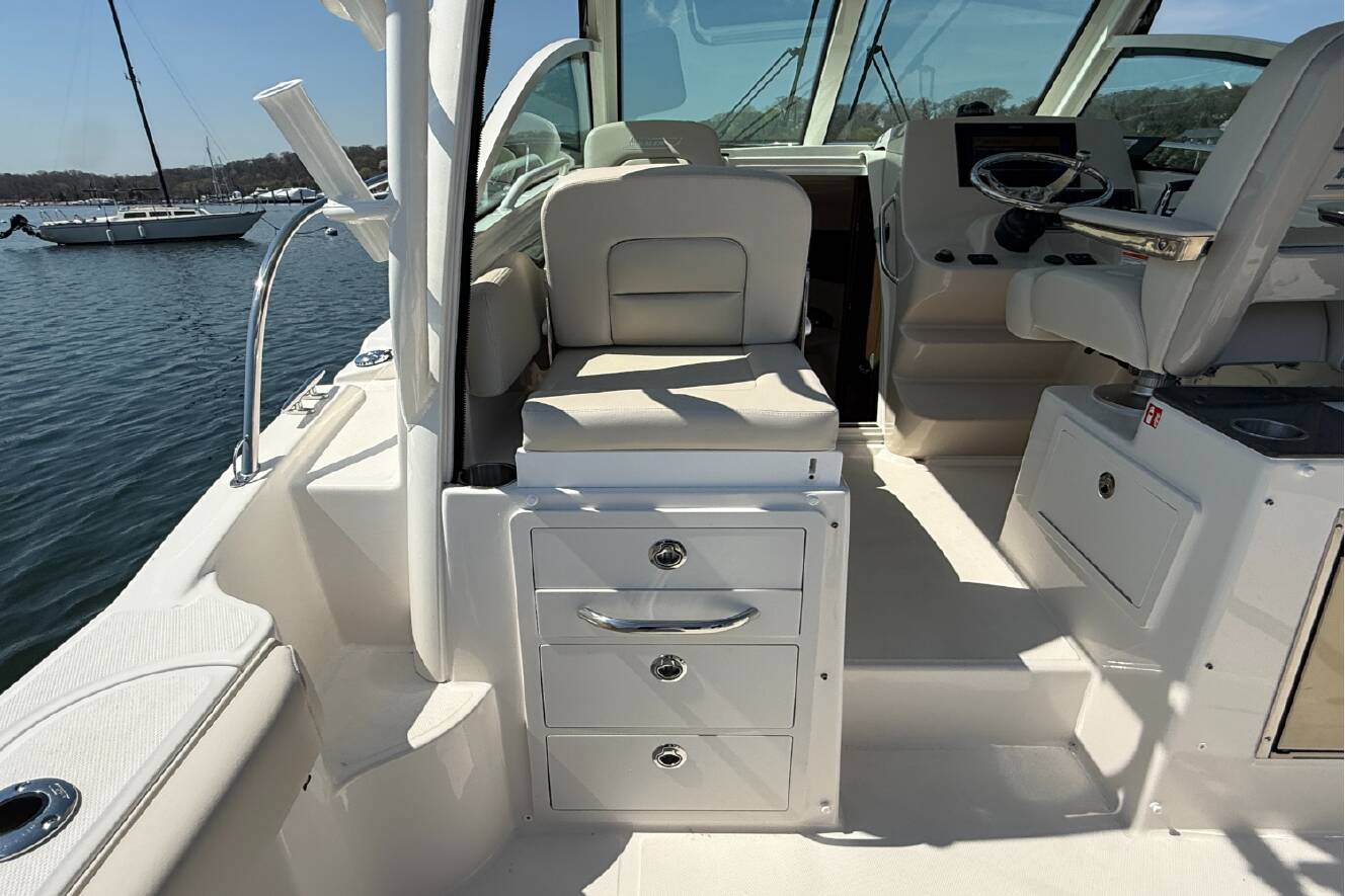 A photo of this 2026 Boston Whaler 285 Conquest