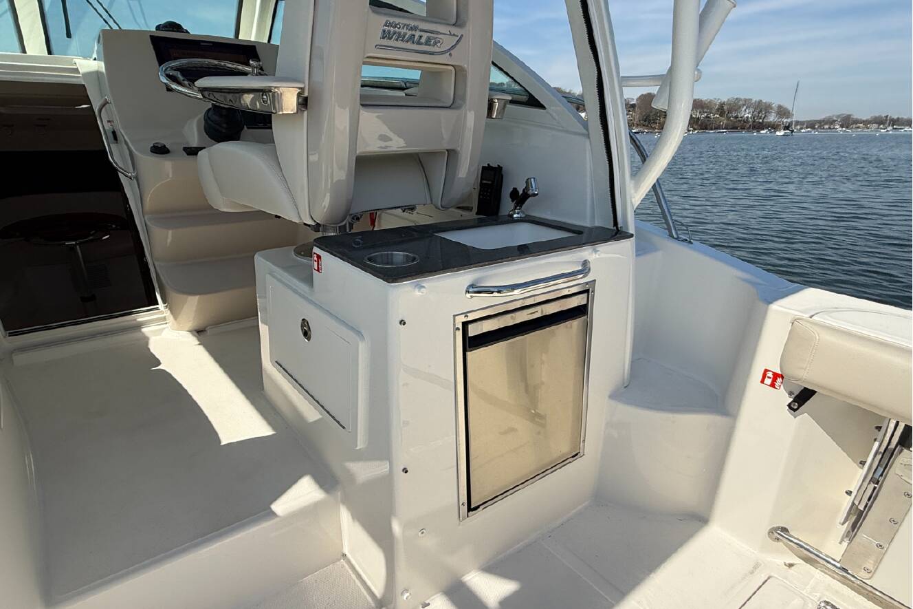 A photo of this 2026 Boston Whaler 285 Conquest