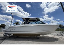 Boston Whaler 330 Vantage Review image
