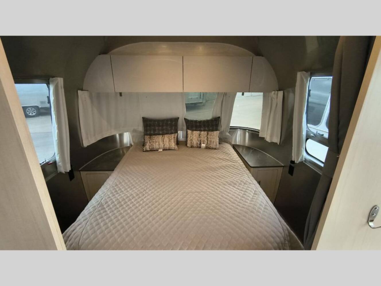 A photo of this 2026 Airstream Flying Cloud 30FB Bunk
