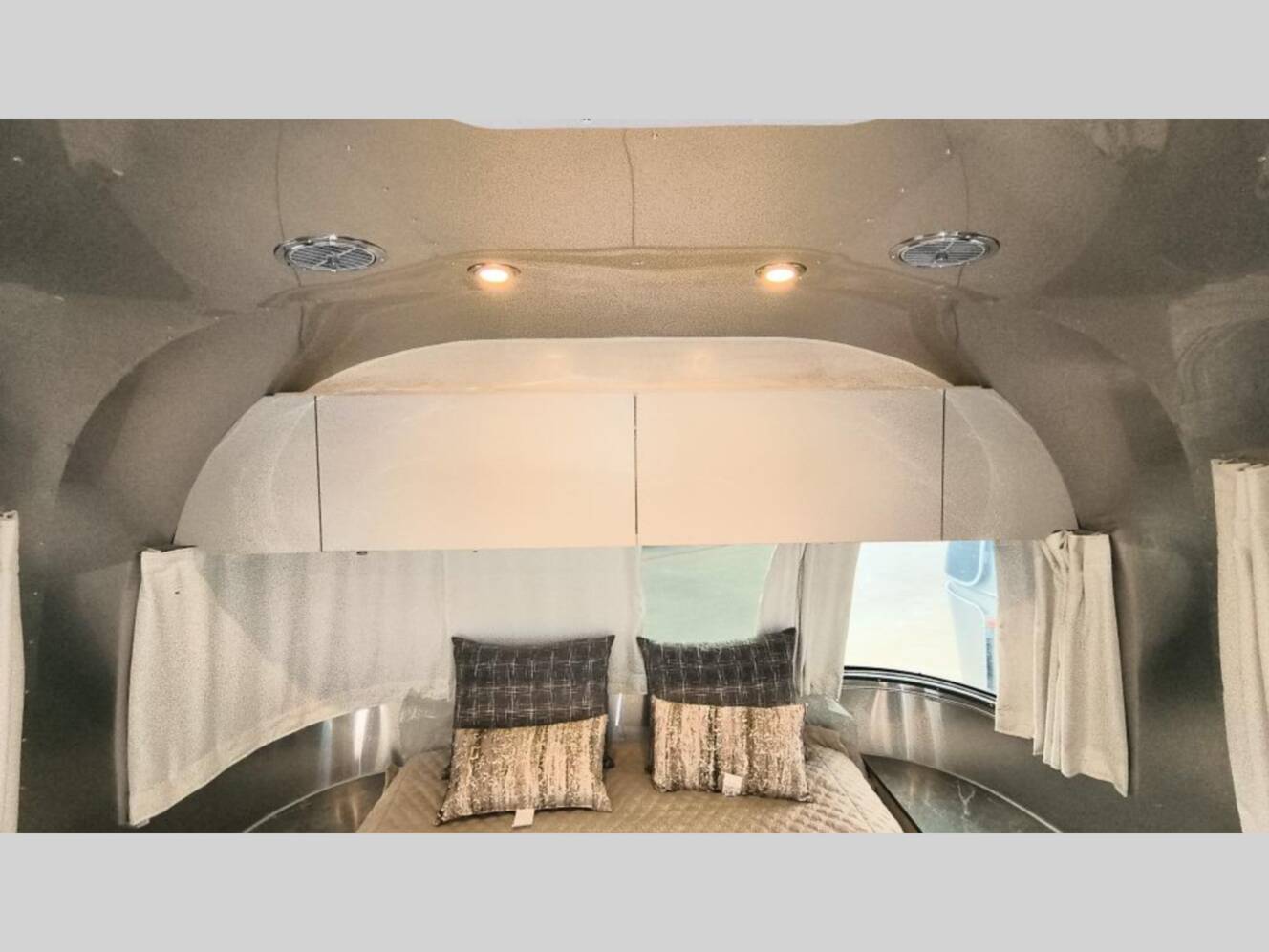 A photo of this 2026 Airstream Flying Cloud 30FB Bunk