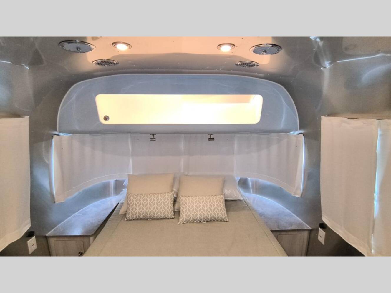 A photo of this 2026 Airstream International 28RB