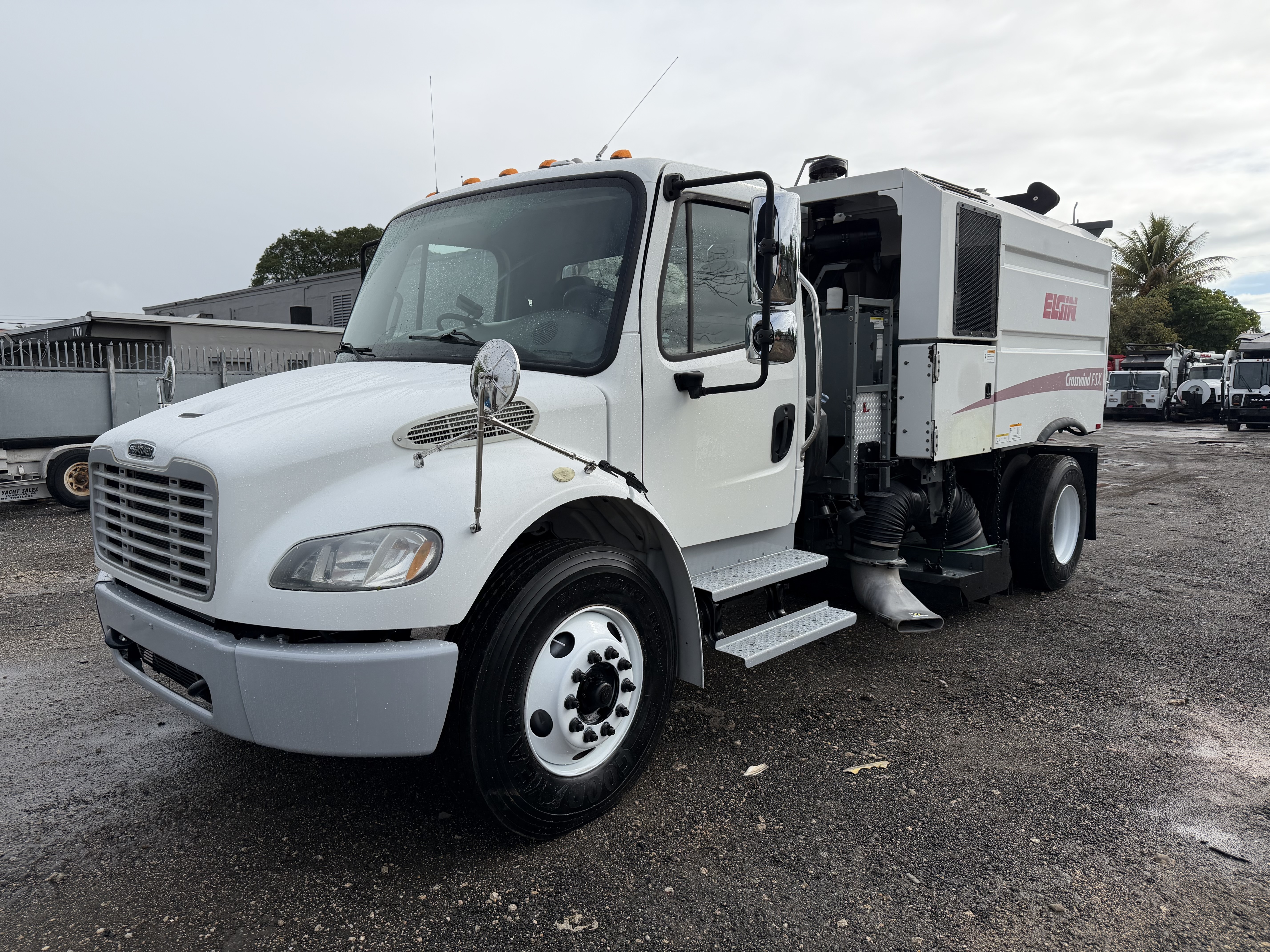 2015 FREIGHTLINER BUSINESS CLASS M2 106 in Miami, FL