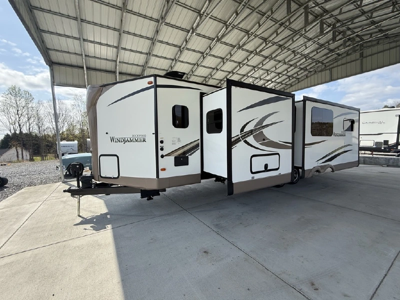 2018 FOREST RIVER ROCKWOOD WINDJAMMER 2715VS
