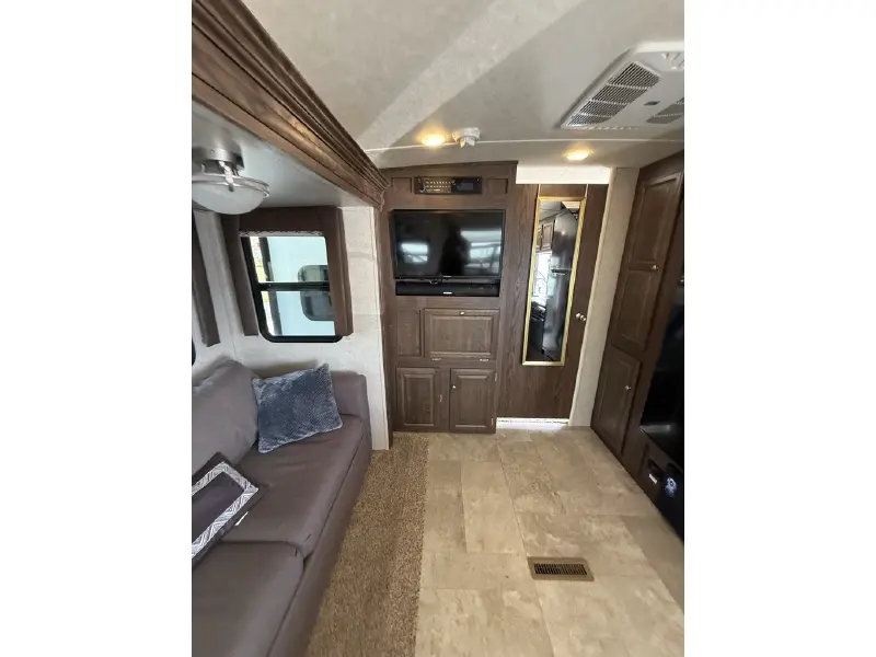 2018 FOREST RIVER ROCKWOOD WINDJAMMER 2715VS