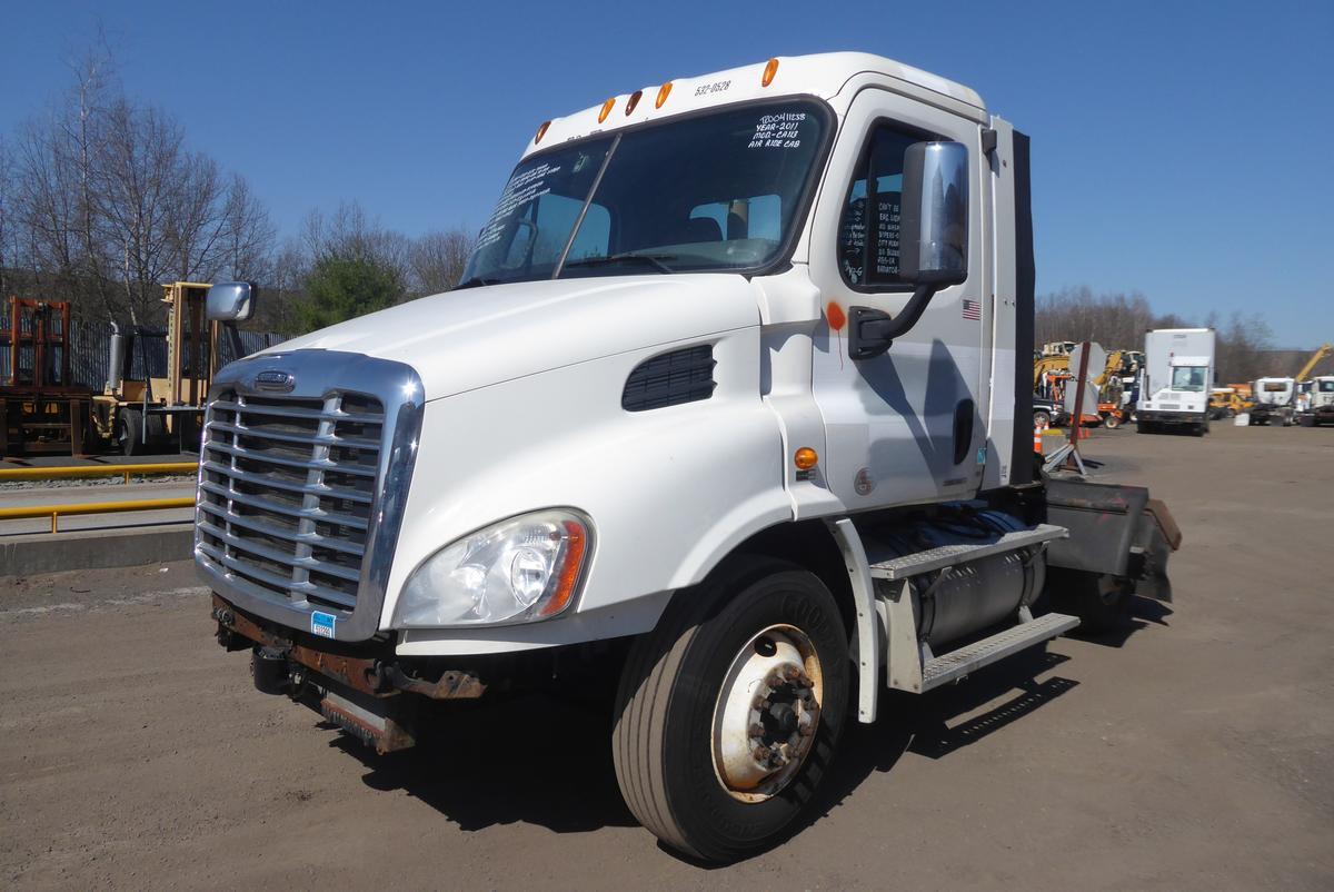 2011 FREIGHTLINER CASCADIA 113 in Sparrow Bush, NY