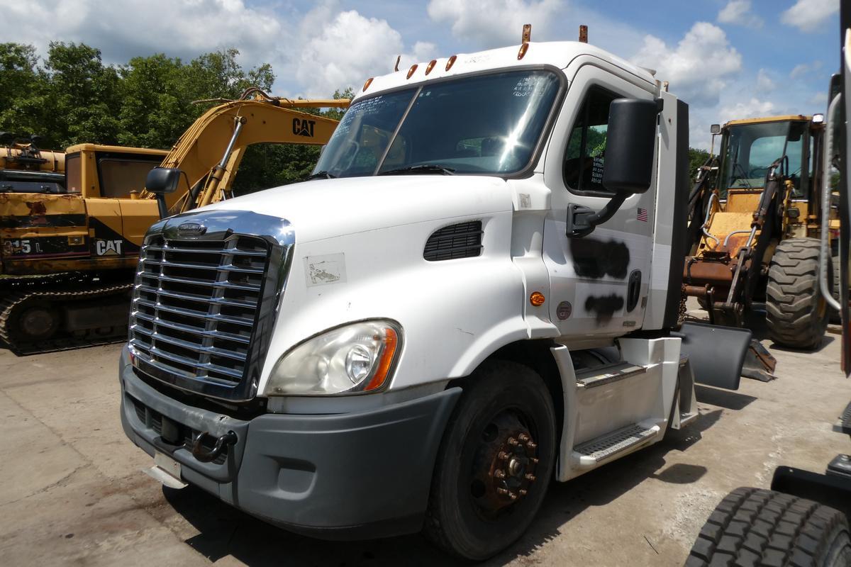 2014 FREIGHTLINER CASCADIA 113 in Sparrow Bush, NY
