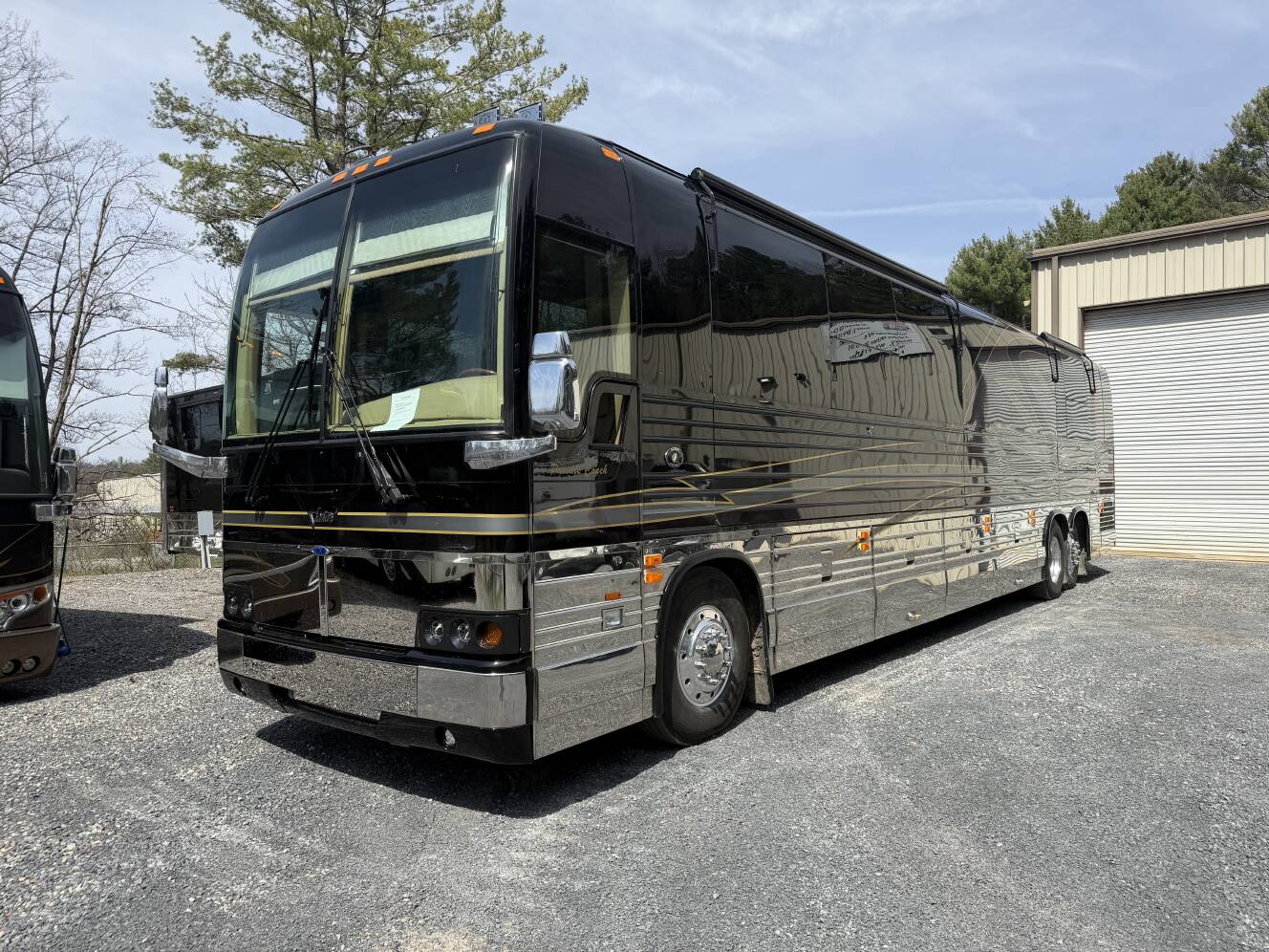 A photo of this 2001 Featherlite Coaches VANTARE
