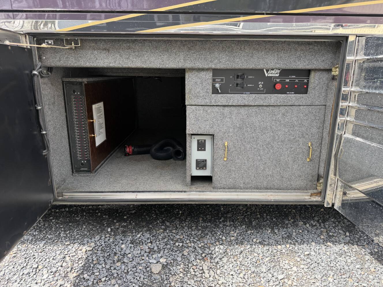 A photo of this 2001 Featherlite Coaches VANTARE