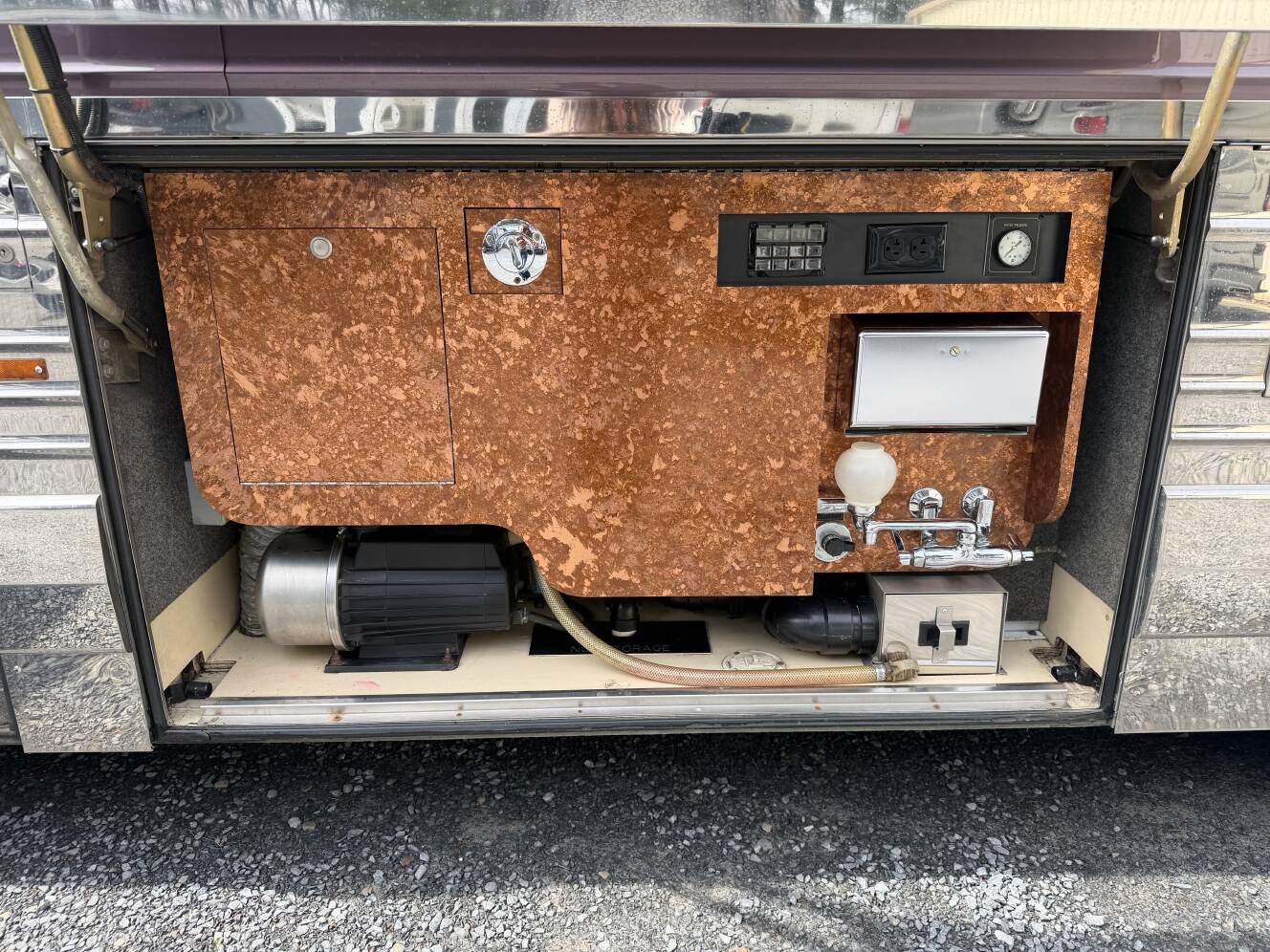 A photo of this 2001 Featherlite Coaches VANTARE