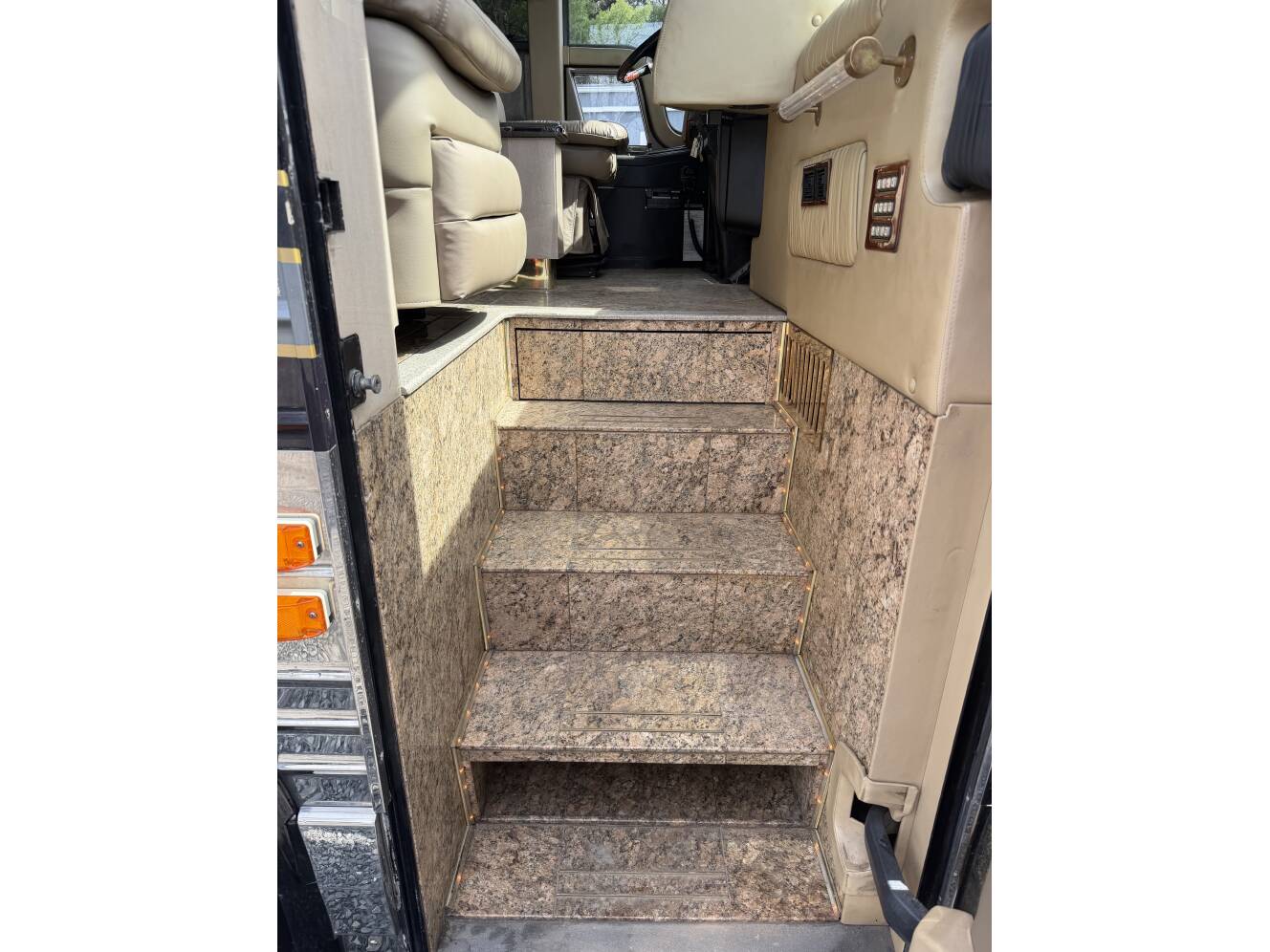 A photo of this 2001 Featherlite Coaches VANTARE