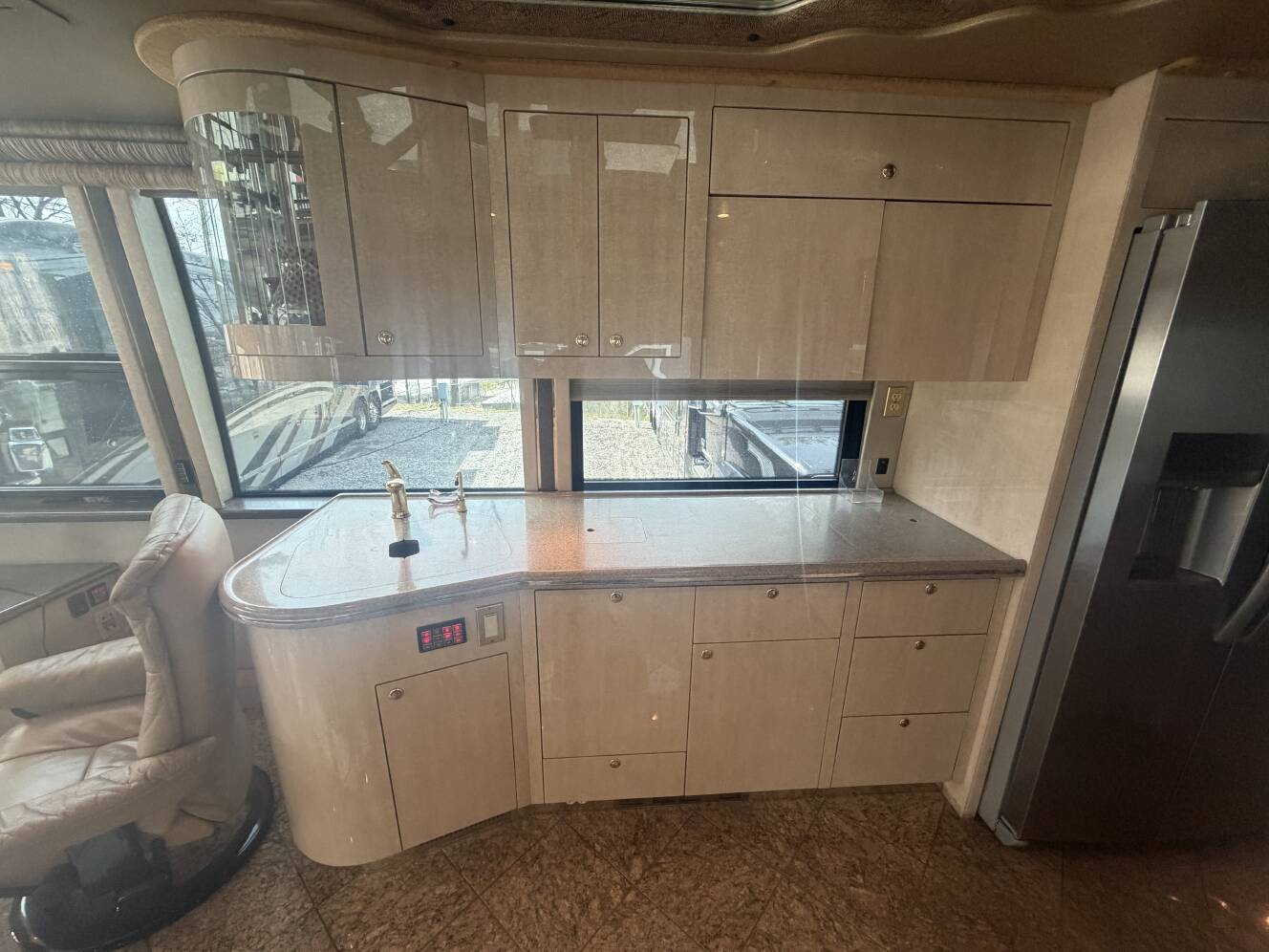 A photo of this 2001 Featherlite Coaches VANTARE
