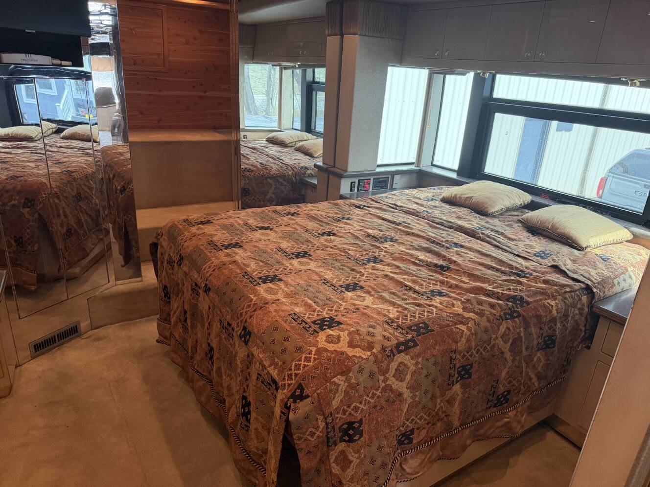 A photo of this 2001 Featherlite Coaches VANTARE