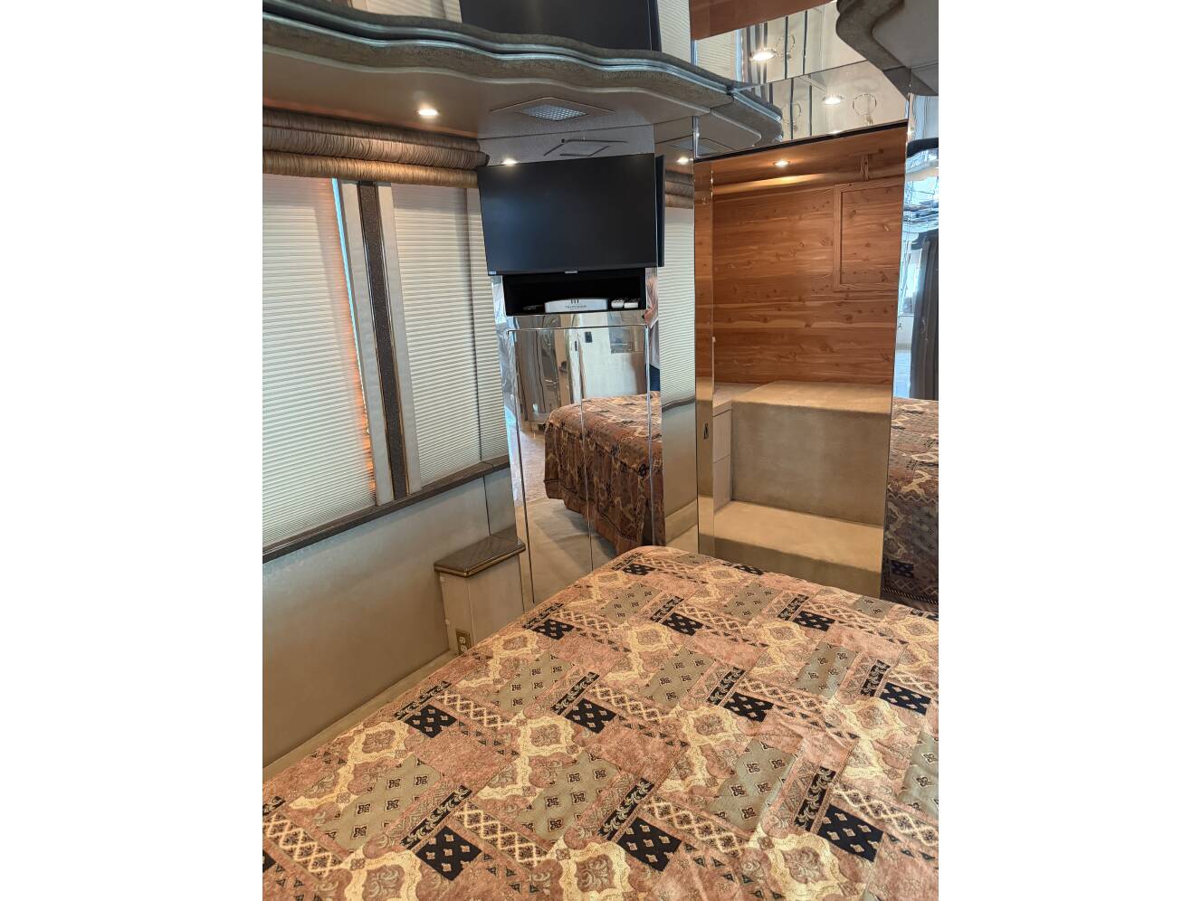 A photo of this 2001 Featherlite Coaches VANTARE
