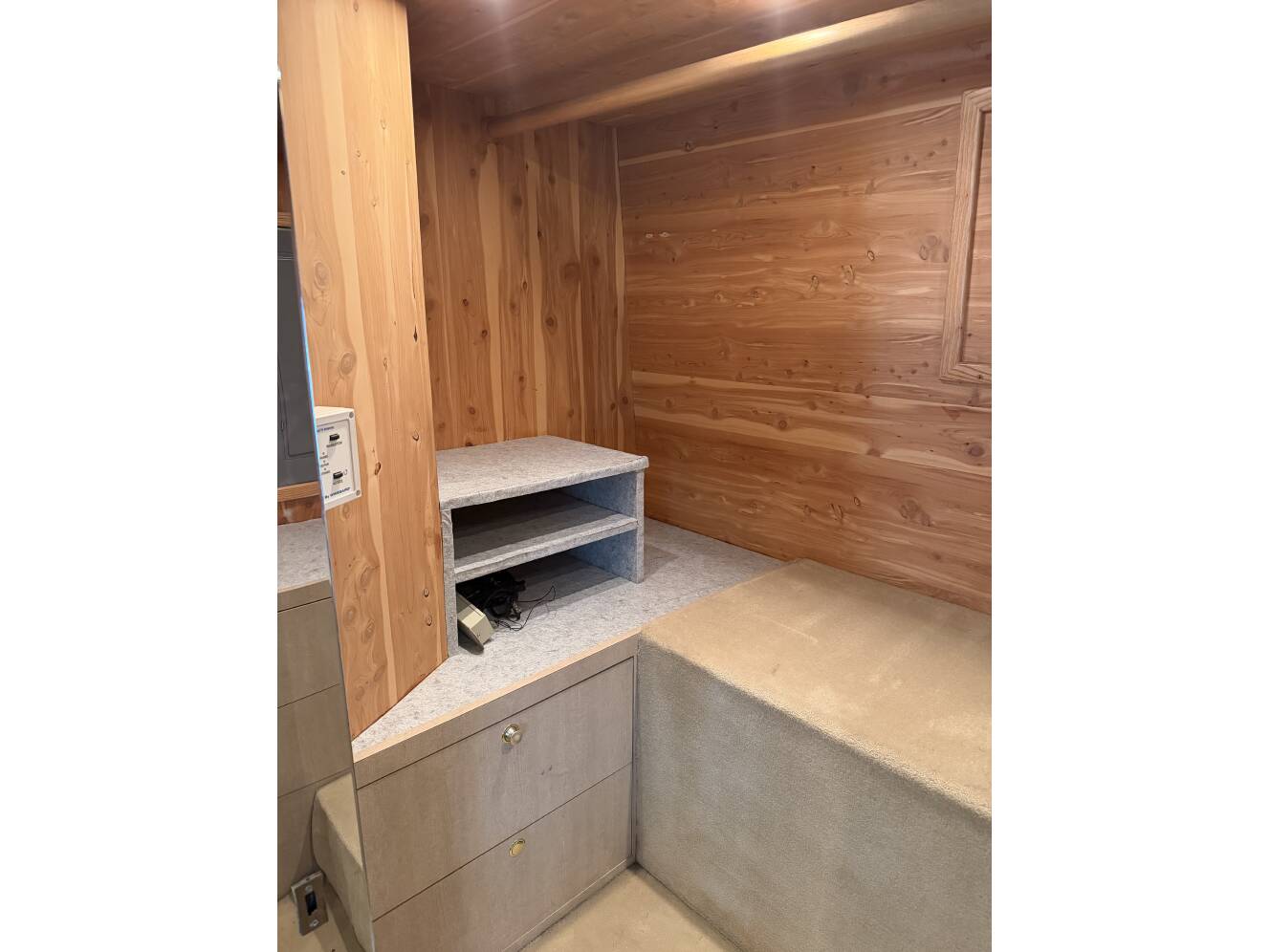 A photo of this 2001 Featherlite Coaches VANTARE