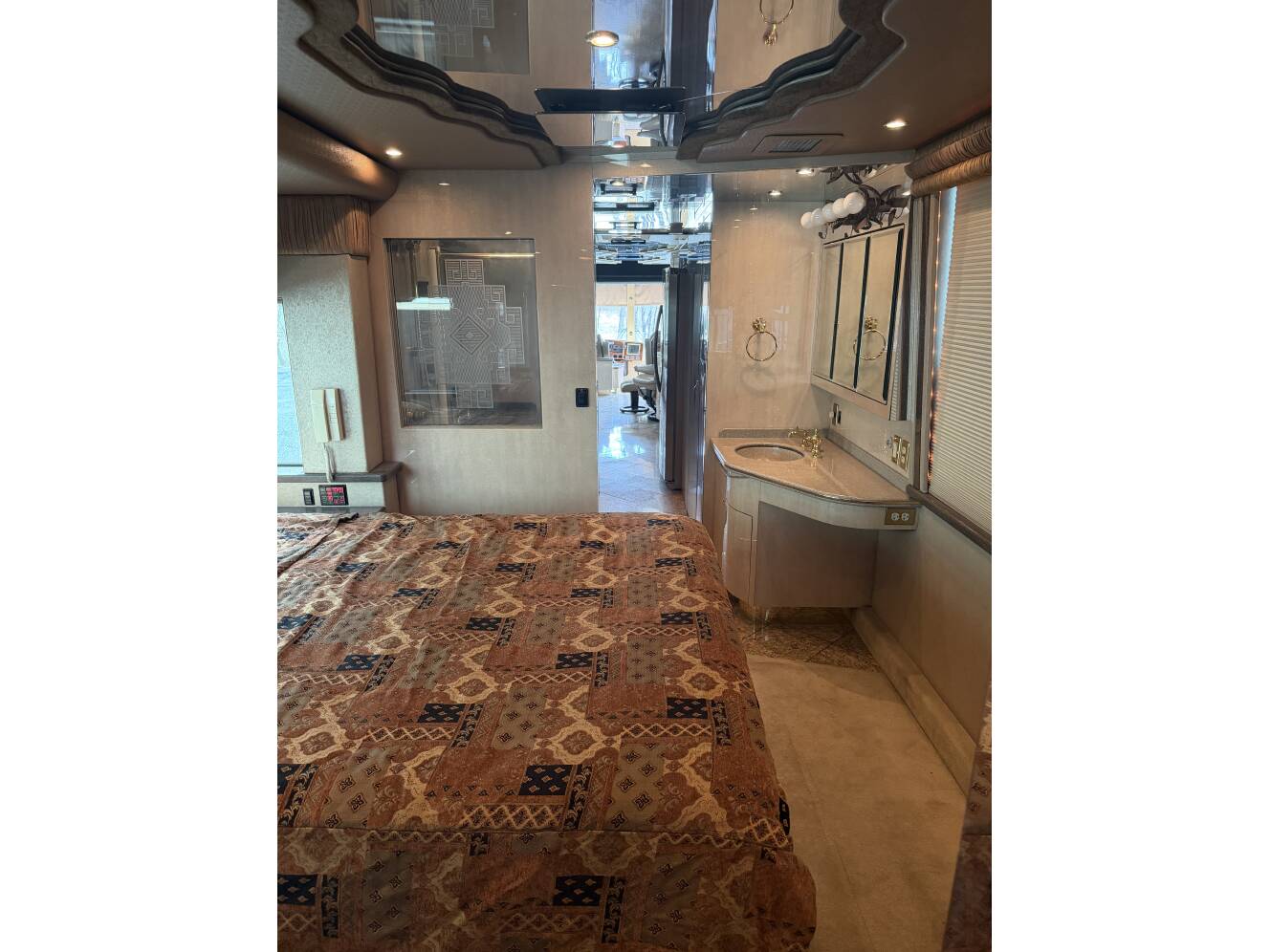 A photo of this 2001 Featherlite Coaches VANTARE