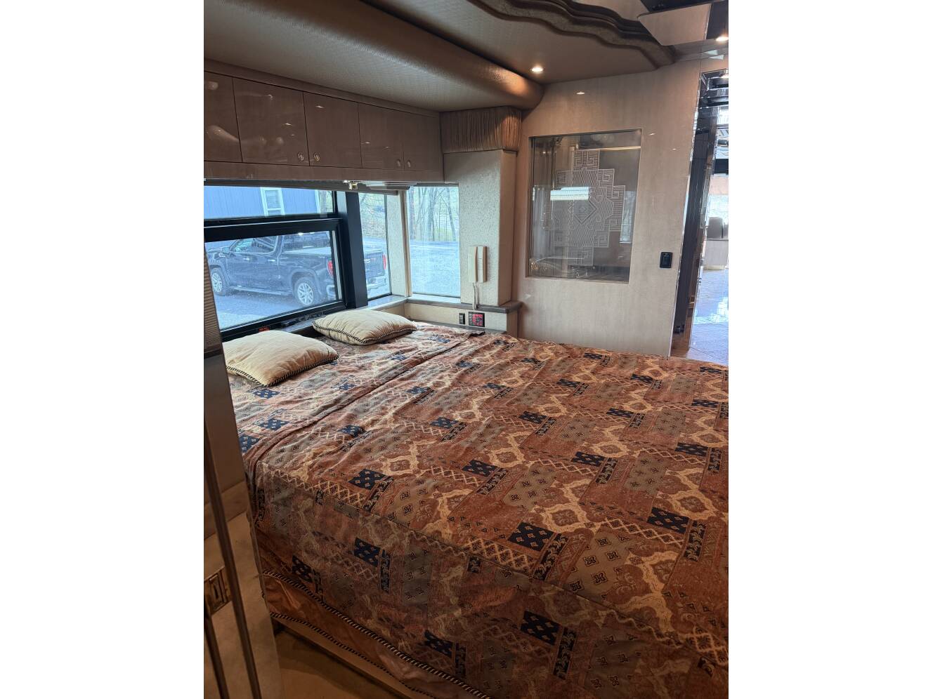 A photo of this 2001 Featherlite Coaches VANTARE