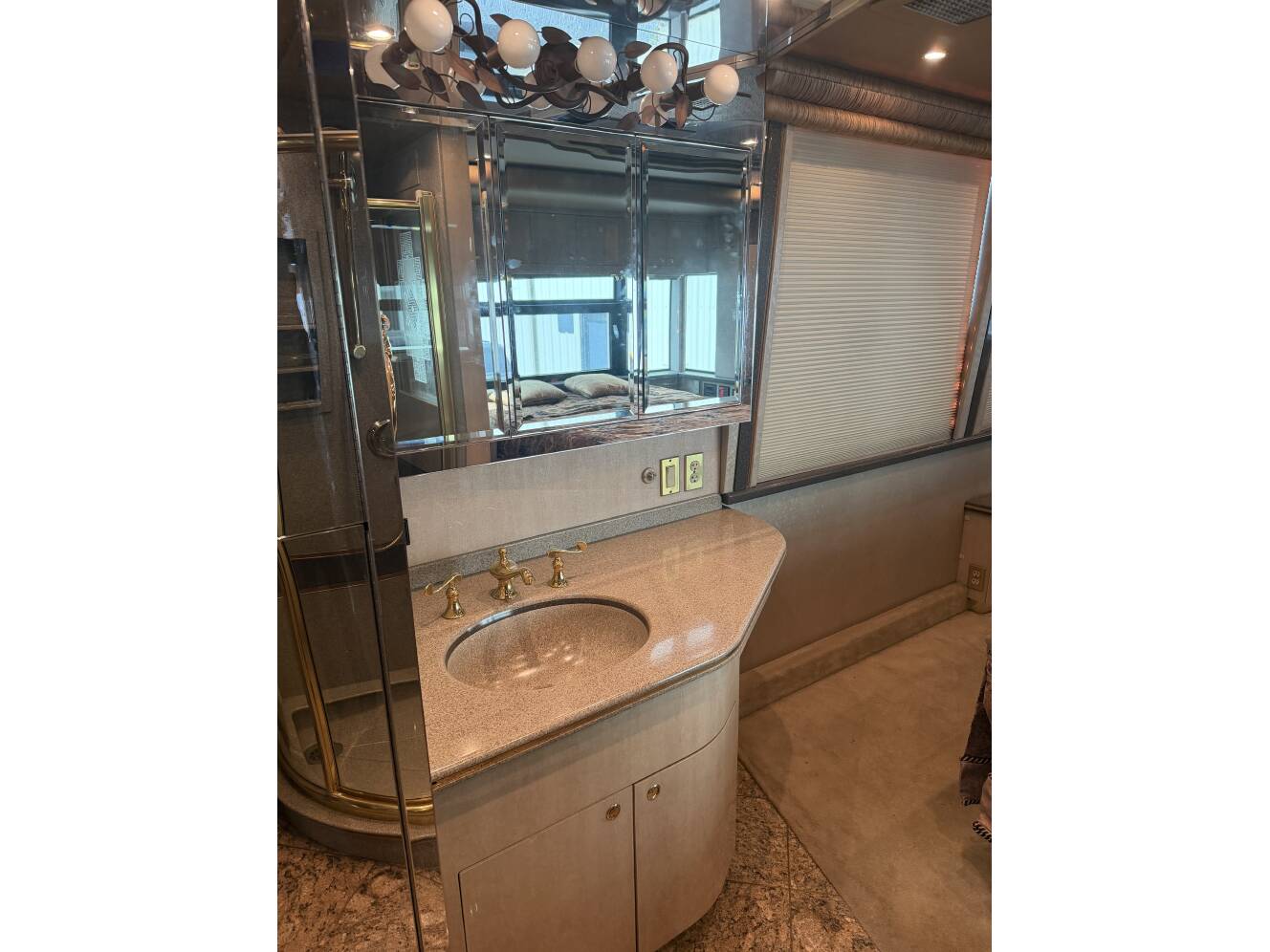 A photo of this 2001 Featherlite Coaches VANTARE
