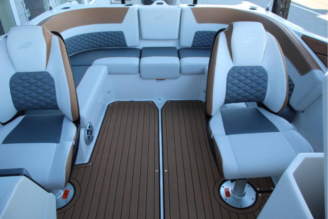 A photo of this 2025 Starcraft Marine SVX 230