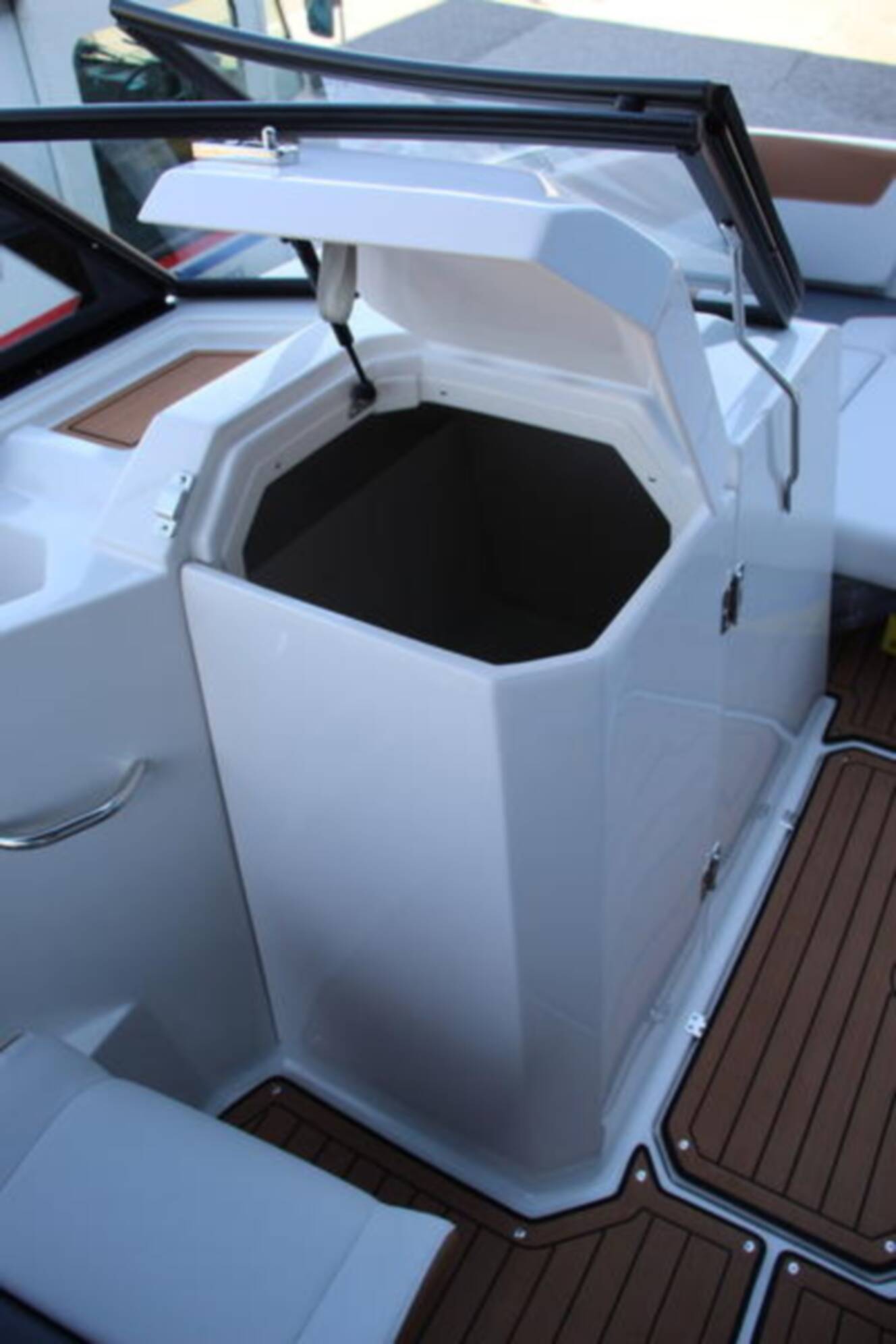 A photo of this 2025 Starcraft Marine SVX 230