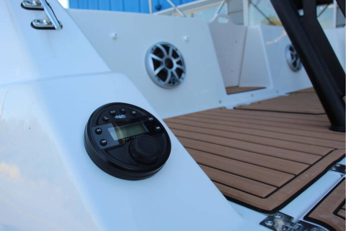 A photo of this 2025 Starcraft Marine SVX 230