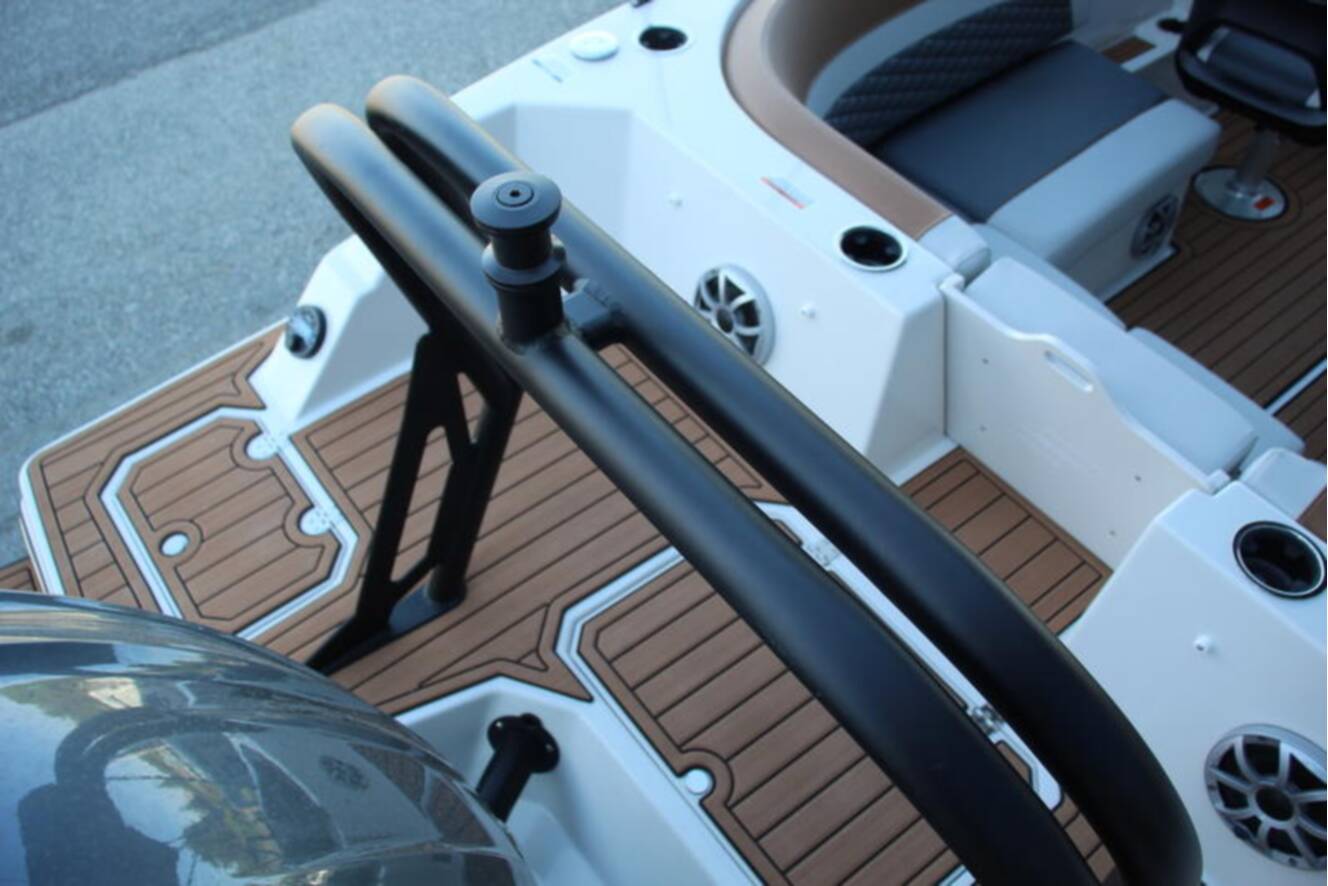 A photo of this 2025 Starcraft Marine SVX 230
