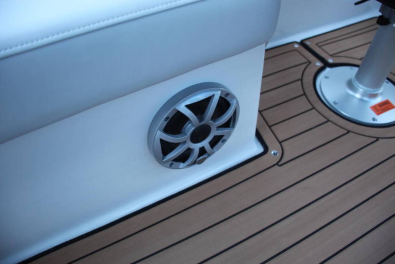 A photo of this 2025 Starcraft Marine SVX 230
