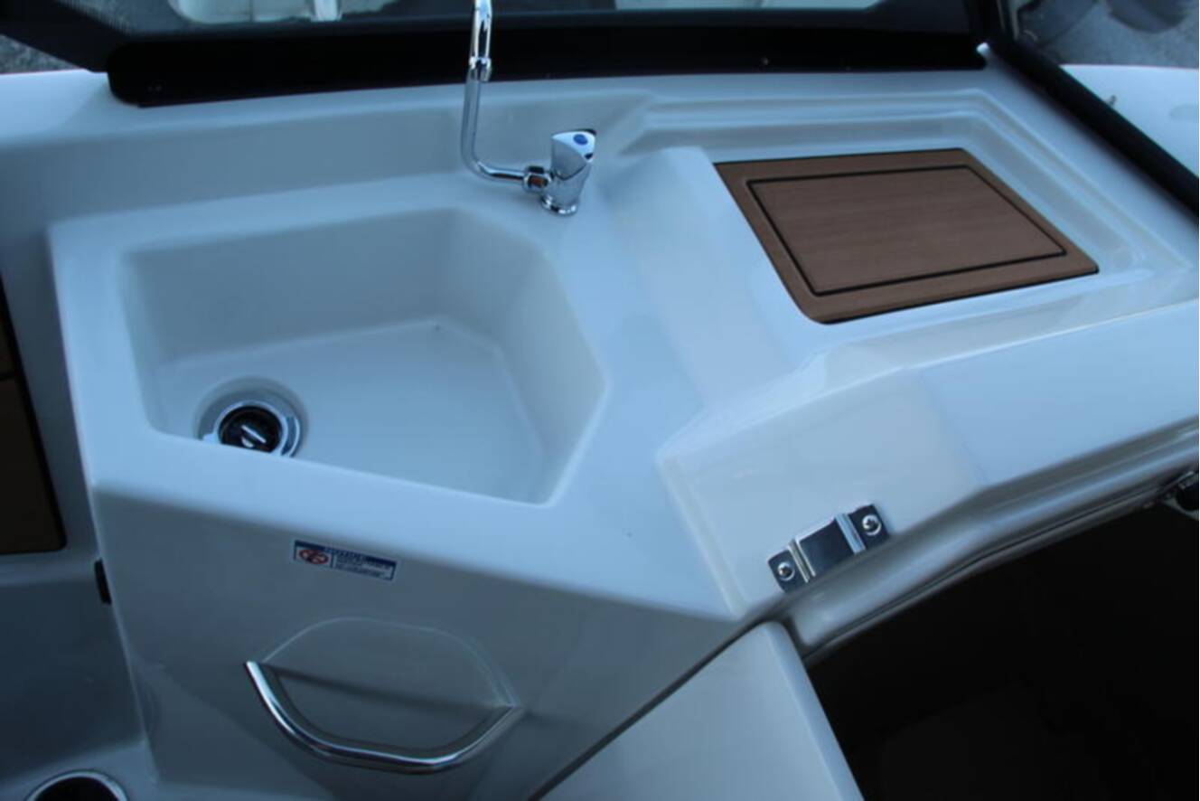 A photo of this 2025 Starcraft Marine SVX 230