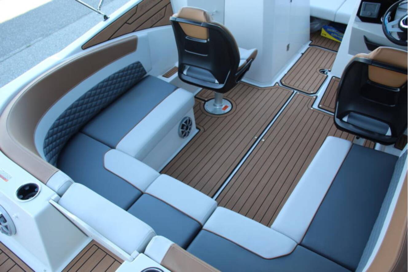 A photo of this 2025 Starcraft Marine SVX 230