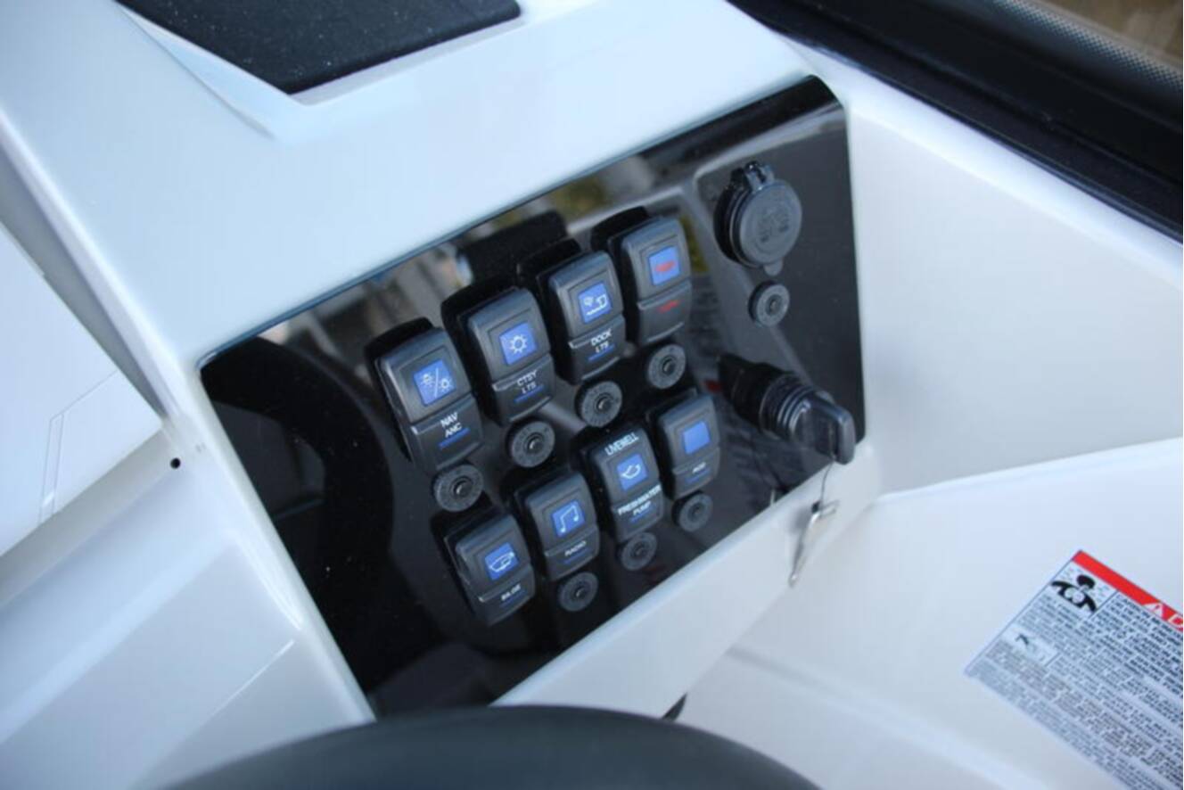 A photo of this 2025 Starcraft Marine SVX 230
