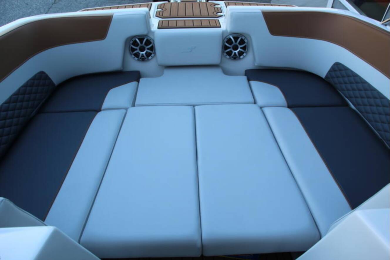 A photo of this 2025 Starcraft Marine SVX 230