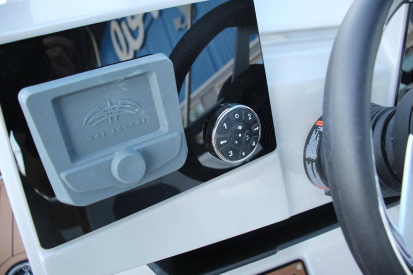 A photo of this 2025 Starcraft Marine SVX 230